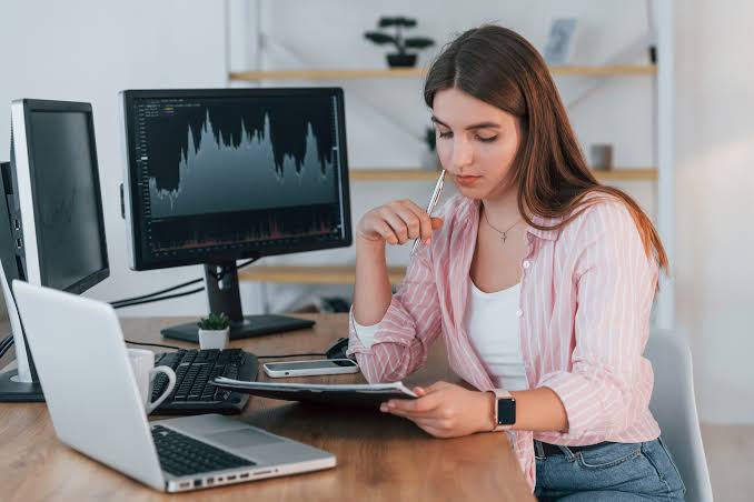 Student learning cryptocurrency trading at OAS Academy